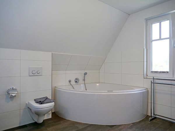 Bad mit Whirlpool, Dusche und WC im Dachgeschoss